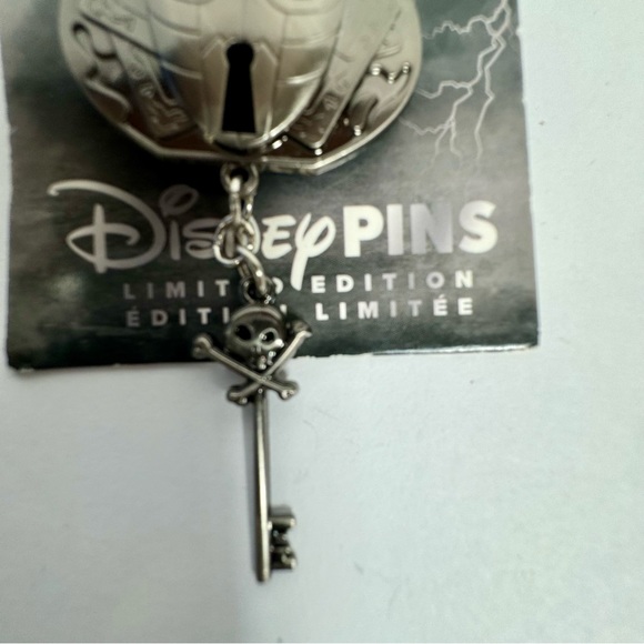NWT. Disney Pin - Unlock The Evil Dr. Facilier. Dangling key from mask - Picture 4 of 7